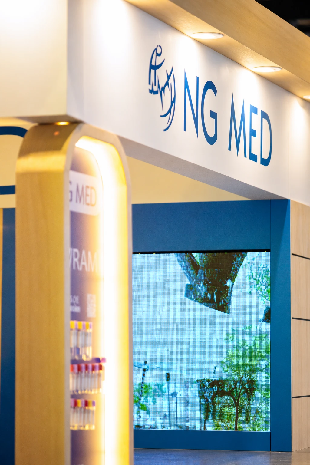 Stand de NG MED en una exposición médica